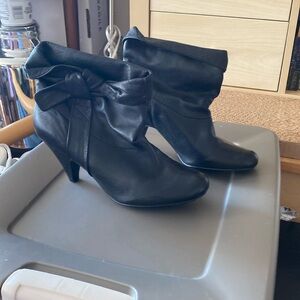 Black Steven Madden 3 1/4” heel boots used good condition